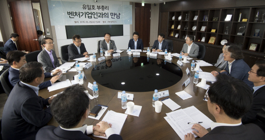 유일호 경제부총리 겸 기획재정부 장관이 25일 경기 판교 테크노밸리 모바일 지문인식 모듈 생산업체 크루셜텍에서 열린 벤처기업인들과의 간담회에서 인사말을 하고 있다. 유 부총리는 이날 "벤처투자에 대한 세제지원을 개인투자자에서 기업투자 중심으로 전환하고, 벤처기업이 개발한 기술거래에 대한 세제지원도 강화하겠다"고 밝혔다.  유동일기자 eddieyou@